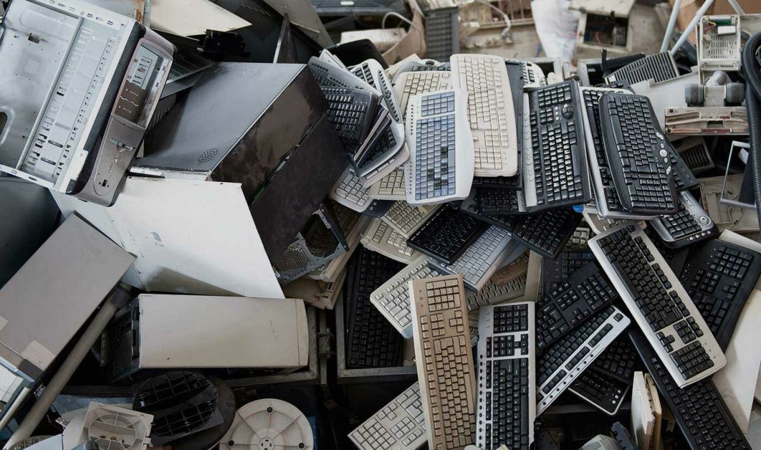 Alte Geräte auf dem Elektroschrott